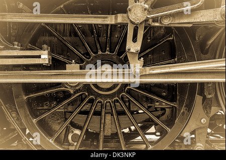 Treno a vapore di un gruppo ruota di dettaglio che mostra le bielle e le aste dei pistoni. Vintage effetto seppia. Foto Stock