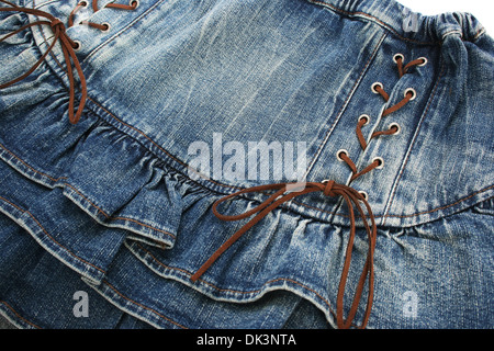 Jeans blu mantello isolato su sfondo bianco. Foto Stock