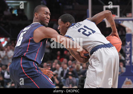 Mar 9, 2011 - New York New York, Stati Uniti - Georgetown Hoyas guard Jason Clark (21) tentativi di dribbling la sfera come Connecticut Huskies guard Kemba Walker (15) difende durante il 2011 orientale grande torneo di campionato al Madison Square Garden di New York, NY. Connecticut sconfitto Georgetown 79-62. (Credito Immagine: © Debby Wong/Southcreek globale/ZUMAPRESS.com) Foto Stock