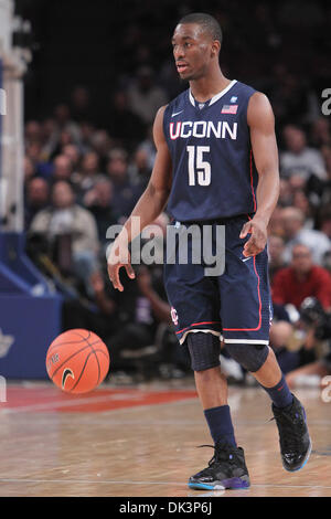 Mar 9, 2011 - New York New York, Stati Uniti - Connecticut Huskies guard Kemba Walker (15) dribbling la sfera contro il Georgetown Hoyas durante il 2011 orientale grande torneo di campionato al Madison Square Garden di New York, NY. Connecticut sconfitto Georgetown 79-62. (Credito Immagine: © Debby Wong/Southcreek globale/ZUMAPRESS.com) Foto Stock