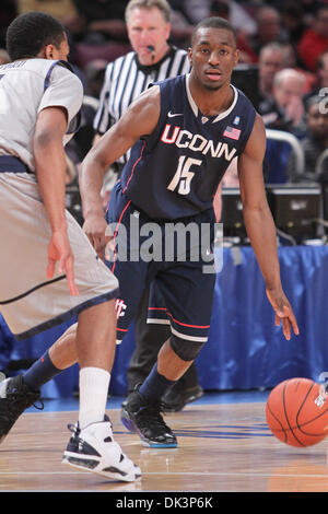 Mar 9, 2011 - New York New York, Stati Uniti - Connecticut Huskies guard Kemba Walker (15) dribbling la sfera contro il Georgetown Hoyas durante il 2011 orientale grande torneo di campionato al Madison Square Garden di New York, NY. Connecticut sconfitto Georgetown 79-62. (Credito Immagine: © Debby Wong/Southcreek globale/ZUMAPRESS.com) Foto Stock