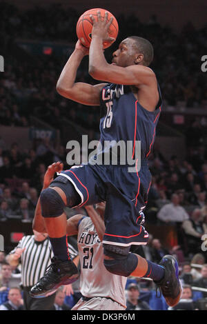 Mar 9, 2011 - New York New York, Stati Uniti - Connecticut Huskies guard Kemba Walker (15) spara la sfera contro il Georgetown Hoyas durante il 2011 orientale grande torneo di campionato al Madison Square Garden di New York, NY. Connecticut sconfitto Georgetown 79-62. (Credito Immagine: © Debby Wong/Southcreek globale/ZUMAPRESS.com) Foto Stock