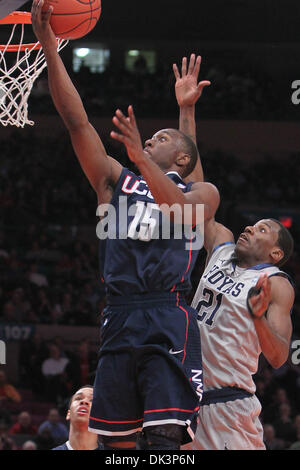 Mar 9, 2011 - New York New York, Stati Uniti - Connecticut Huskies guard Kemba Walker (15) schiacciate un cestello come Georgetown Hoyas guard Jason Clark (21) difende durante il 2011 orientale grande torneo di campionato al Madison Square Garden di New York, NY. Connecticut sconfitto Georgetown 79-62. (Credito Immagine: © Debby Wong/Southcreek globale/ZUMAPRESS.com) Foto Stock