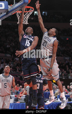 Mar 9, 2011 - New York New York, Stati Uniti - Connecticut Huskies guard Kemba Walker (15) schiacciate un cestello come Georgetown Hoyas guard Jason Clark (21) difende durante il 2011 orientale grande torneo di campionato al Madison Square Garden di New York, NY. Connecticut sconfitto Georgetown 79-62. (Credito Immagine: © Debby Wong/Southcreek globale/ZUMAPRESS.com) Foto Stock