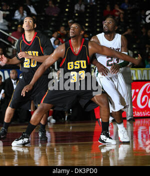 Mar 10, 2011 - Garland, Texas, Stati Uniti d'America - Mississippi Valley State Delta Devils guard Falando Jones (23) e stato Grambling Tigers avanti Chris Britt-Black (33) in azione durante il torneo SWAC gioco tra il Grambling membro tigri e valle del Mississippi stato diavoli Delta a eventi speciali centro in Garland, Texas. Stato Grambling sconfigge Mississip Foto Stock