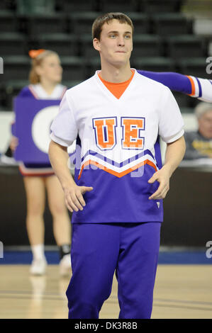 Mar 10, 2011 - San Carlo, Missouri, Stati Uniti - Un Evansville Purple Ace cheerleader esegue durante un time out del round di apertura MVC partita del torneo. (Credito Immagine: © Richard Ulreich/Southcreek globale/ZUMApress.com) Foto Stock