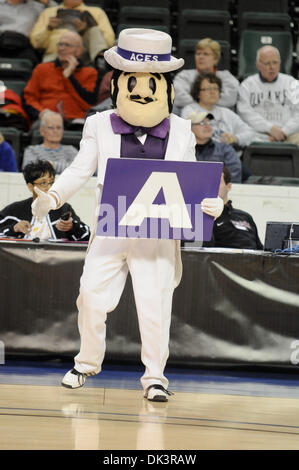 Mar 10, 2011 - San Carlo, Missouri, Stati Uniti - La Evansville Purple Aces mascotte esegue durante un time out al round di apertura del torneo di MVC. (Credito Immagine: © Richard Ulreich/Southcreek globale/ZUMApress.com) Foto Stock