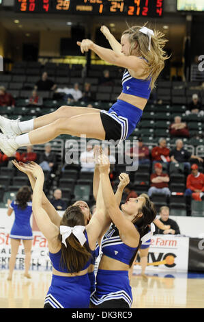 Mar 10, 2011 - San Carlo, Missouri, Stati Uniti - Indiana membro cheerleaders esegue durante la prima metà di un round di apertura MVC partita del torneo. (Credito Immagine: © Richard Ulreich/Southcreek globale/ZUMApress.com) Foto Stock