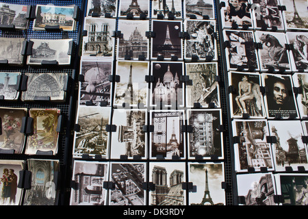 Cartoline da Parigi - una cartolina Display al di fuori di una Parigi negozio di Souvenir Foto Stock