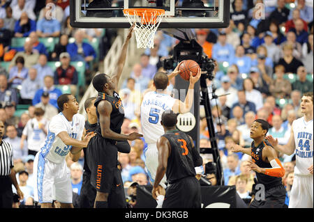 Mar 11, 2011 - Greensboro, Nord Carolina; Stati Uniti d'America - KENDALL MARSHALL (5) del North Carolina Tarheels rigidi per il cesto per fare un colpo come il Miami Hurricanes competere contro la North Carolina Tarheels come parte della Atlantic Coast Conference ACC torneo di basket che si sta svolgendo a Greensboro Coliseum. Copyright 2011 Jason Moore. (Credito Immagine: © Jason Moore/ZUMAP Foto Stock