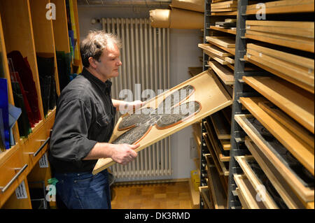 Erfurt, Germania. 27 Nov, 2013. Thomas Vetro, vetraio e restauratore nel laboratorio di vetro della Cattedrale di Erfurt, mette via una parte di una finestra della Cattedrale di Erfurt, Germania, 27 novembre 2013. Il restauro della Cattedrale di una finestra che è costituita da un centinaio di riquadri singolo dura circa due anni. Le finestre sono state realizzate negli anni tra il 1380 e il 1420. Foto: Marc Tirl/ZB/dpa/Alamy Live News Foto Stock