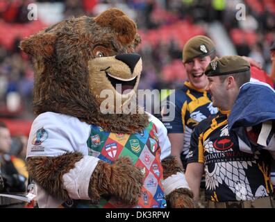 Manchester, Regno Unito. 1 dicembre, 2013. La mascotte scherzi con un soldato - Nuova Zelanda v Australia - Rugby League World Cup Final - Old Trafford - Manchester - Regno Unito. Credito: Sport In immagini/Alamy Live News Foto Stock