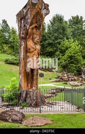 Statua di Chief Tuscumbia intagliato nella struttura ad albero del Parco di primavera in Tuscumbia, Alabama Foto Stock