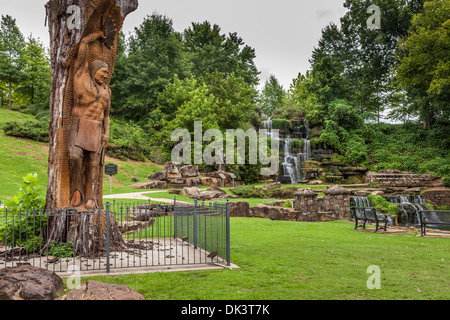 Statua di Chief Tuscumbia intagliato in albero vicino a acqua fredda scende al Parco di primavera in Tuscumbia, Alabama Foto Stock