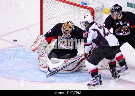 Mar 11, 2011 - Vancouver, British Columbia, Canada - giganti #22 James Henry porta il puck da dietro la rete ma Cougars #35 Ty Rimmer invia al lato Cougars sono in testa dopo il primo periodo con un punteggio di 1-0 al venerdì notte gioco al Pacific Coliseum. (Credito Immagine: © James Healey Southcreek/Global/ZUMAPRESS.com) Foto Stock