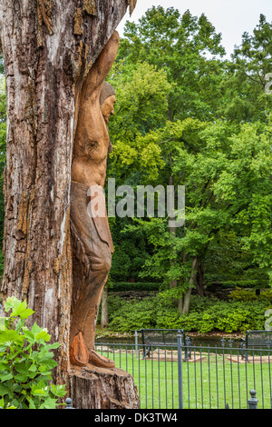 Statua di Chief Tuscumbia intagliato nella struttura ad albero del Parco di primavera in Tuscumbia, Alabama Foto Stock