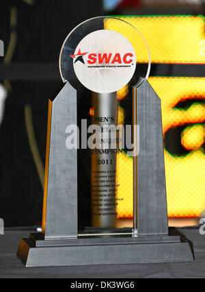 Il 12 marzo, 2011 - Garland, Texas, Stati Uniti d'America - SWAC Torneo maschile campione del trofeo ottenere pronto per essere presentato al vincitore del campionato SWAC gioco tra l'Alabama State Hornets e il Grambling tigri di Stato a eventi speciali centro in Garland, Texas. Alabama State sconfitte Grambling Membro da 65 a 48. (Credito Immagine: © Dan Wozniak/Southcreek globale/Z Foto Stock