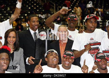 Il 12 marzo, 2011 - Garland, Texas, Stati Uniti d'America - Alabama State Hornets team di ottenere il trofeo dopo aver vinto il campionato SWAC gioco tra l'Alabama State Hornets e il Grambling tigri di Stato a eventi speciali centro in Garland, Texas. Alabama State sconfitte Grambling Membro da 65 a 48. (Credito Immagine: © Dan Wozniak/Southcreek globale/ZUMAPRESS.com) Foto Stock