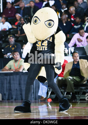 Il 12 marzo, 2011 - Garland, Texas, Stati Uniti d'America - Alabama State calabroni squadra mascotte in azione durante il SWAC partita di campionato tra l'Alabama State Hornets e il Grambling tigri di Stato a eventi speciali centro in Garland, Texas. Alabama State sconfitte Grambling Membro da 65 a 48. (Credito Immagine: © Dan Wozniak/Southcreek globale/ZUMAPRESS.com) Foto Stock