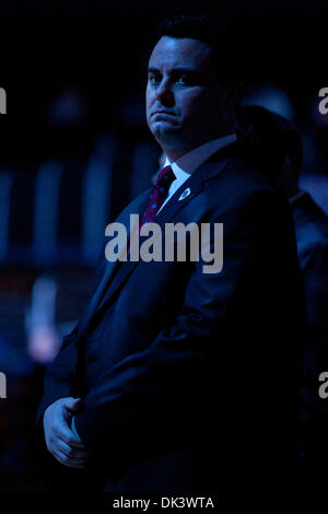 Il 12 marzo, 2011 - Los Angeles, California, Stati Uniti - Arizona Wildcats head coach Sean Miller durante il NCAA Pacific Life Pac-10 di pallacanestro di torneo di campionato di gioco tra l'Arizona Wildcats e il Washington Huskies a Staples Center. (Credito Immagine: © Brandon Parry/Southcreek globale/ZUMAPRESS.com) Foto Stock