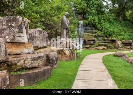 Il marciapiede conduce passato acqua fredda scende, il più grande uomo di pietra naturale cascata, in Tuscumbia, Alabama Foto Stock