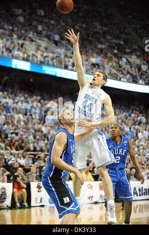 Mar 13, 2011 - Greensboro, Nord Carolina; Stati Uniti d'America - TYLER ZELLER (44) del North Carolina Tarheels prende un jump shot presso il cestello nella prima metà come il duca diavoli blu competere contro la North Carolina Tarheels nel Campionato di gioco come parte della Atlantic Coast Conference ACC torneo di basket che si sta svolgendo a Greensboro Coliseum. Copyright 2011 Jason Moore Foto Stock