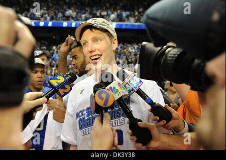 Mar 13, 2011 - Greensboro, Nord Carolina; Stati Uniti d'America - Kyle singolarizzazione (12) del duca diavoli blu parla con i media dopo aver vinto il campionato ACC come il duca diavoli blu competere contro la North Carolina Tarheels nel Campionato di gioco come parte della Atlantic Coast Conference ACC torneo di basket che si sta svolgendo a Greensboro Coliseum. Copyright 2011 Jason Moore Foto Stock