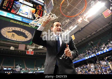 Mar 13, 2011 - Greensboro, Nord Carolina, U.S. - Allenatore Mike Krzyzewski mostra la folla la rete dopo l'intestatura è dal cerchio dopo il duca diavoli blu beat the North Carolina Tarheels in Atlantic Coast Conference partita di campionato a Greensboro Coliseum. (Credito Immagine: © Jason Moore/ZUMAPRESS.com) Foto Stock