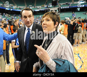 Mar 13, 2011 - Greensboro, Nord Carolina; Stati Uniti d'America - capo allenatore Mike Krzyzewski del duca diavoli blu lungo con sua moglie alla corte dopo aver vinto il campionato ACC come il duca diavoli blu competere contro la North Carolina Tarheels nel Campionato di gioco come parte della Atlantic Coast Conference ACC torneo di basket che si sta svolgendo a Greensboro Coliseum. Copyri Foto Stock