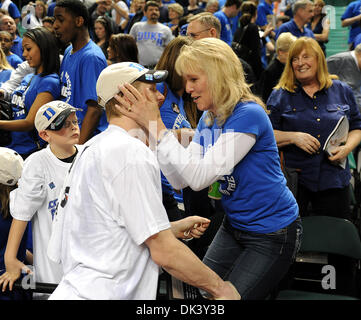 Mar 13, 2011 - Greensboro, Nord Carolina; Stati Uniti d'America - Kyle singolarizzazione (12) del duca diavoli blu è congratulato da sua madre in gabbie dopo aver vinto il campionato ACC come il duca diavoli blu competere contro la North Carolina Tarheels nel Campionato di gioco come parte della Atlantic Coast Conference ACC torneo di basket che si sta svolgendo a Greensboro Coliseum. Cop Foto Stock