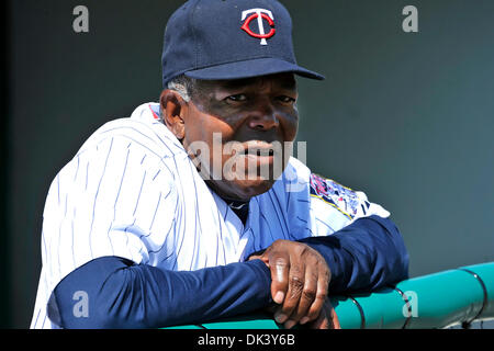 Mar 13, 2011 - Fort Myers, Florida, Stati Uniti d'America - Twins grande Tony Oliva prima dell' inizio della molla formazione gioco tra il Philadelphia Phillies v Minnesota Twins a Hammond Stadium di Fort Myers, FL. Il Phillies ha vinto il gioco 6-3. (Credito Immagine: © William un Guerro/Southcreek globale/ZUMAPRESS.com) Foto Stock