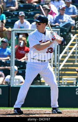 Mar 13, 2011 - Fort Myers, Florida, Stati Uniti d'America - Twins primo baseman Justin Morneau (#33) a bat durante la primavera formazione gioco tra il Philadelphia Phillies v Minnesota Twins a Hammond Stadium di Fort Myers, FL. Il Phillies ha vinto il gioco 6-3. (Credito Immagine: © William un Guerro/Southcreek globale/ZUMAPRESS.com) Foto Stock