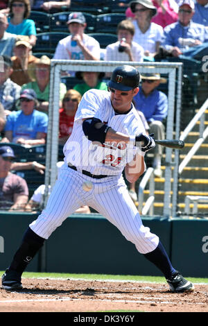Mar 13, 2011 - Fort Myers, Florida, Stati Uniti d'America - Twins DH Jim Thome (#25) a bat durante la primavera formazione gioco tra il Philadelphia Phillies v Minnesota Twins a Hammond Stadium di Fort Myers, FL. Il Phillies ha vinto il gioco 6-3. (Credito Immagine: © William un Guerro/Southcreek globale/ZUMAPRESS.com) Foto Stock