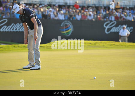 Mar 13, 2011 - Miami, Florida, Stati Uniti d'America - Nick Whatney rende birdie al diciottesimo verde per assicurare la sua vittoria da 2 colpi alla WGC Cadillac Championship al Doral Resort e Spa a Miami, (credito Immagine: © Brad Barr/Southcreek globale/ZUMAPRESS.com) Foto Stock