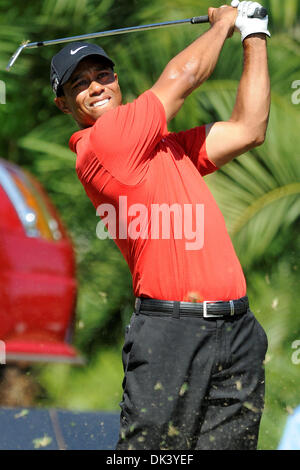 Mar 13, 2011 - Miami, Florida, Stati Uniti d'America - Tiger Woods il quindicesimo tee nel round finale del WGC Cadillac Championship al Doral Resort e Spa a Miami, (credito Immagine: © Brad Barr/Southcreek globale/ZUMAPRESS.com) Foto Stock