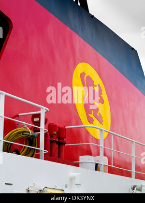 Imbuto Rosso di Caledonian MacBrayne traghetto per auto Clansman en route da Oban a Coll nelle Ebridi Interne in Scozia UK Foto Stock