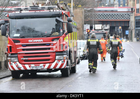 Due vigili del fuoco cammina verso un grave incidente a Glasgow, Scotland, Regno Unito. Foto Stock