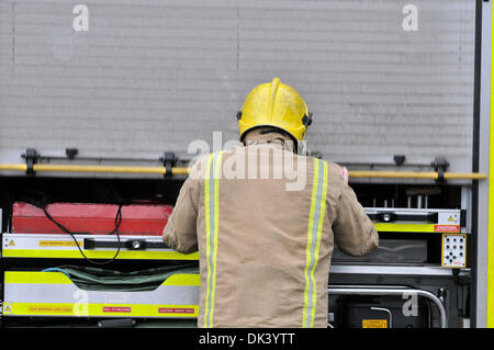 Vigile del fuoco la chiusura del vano laterale su un fuoco scozzese e il servizio di soccorso motore fire. Foto Stock