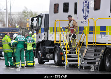 Glasgow, Regno Unito. 2° dic, 2013. Servizi di emergenza continuano la loro ricerca e operazione di salvataggio presso il Bar Clutha a Glasgow, dove un elicottero della polizia si è schiantato il venerdì notte. Nove persone sono morti accertati. Credito: Andrew Steven Graham/Alamy Live News Foto Stock