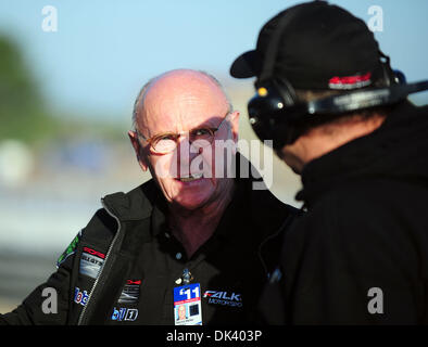 Marzo 14, 2011 - Sebring, Florida, Stati Uniti - Falken Motorsport team manager DERRICK WALKER parla di meccanica durante il test per la 12 Ore di Sebring. (Credit: © Rainier Ehrhardt/ZUMAPRESS.com) Foto Stock