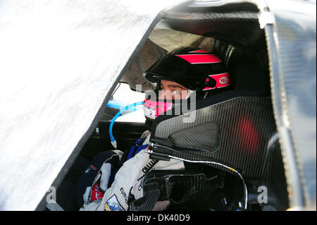 Mar 15, 2011 - Sebring, Florida, Stati Uniti - Il pilota Peugeot Franck Montagny, della Francia, attende in 908 durante il test per la 12 Ore di Sebring. (Credito Immagine: © Rainier Ehrhardt/ZUMAPRESS.com) Foto Stock