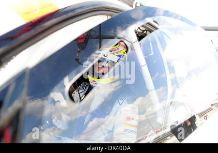 Mar 15, 2011 - Sebring, Florida, Stati Uniti - Driver BMW DIRK WERNER, della Germania, attende durante il test per la 12 Ore di Sebring. (Credito Immagine: © Rainier Ehrhardt/ZUMAPRESS.com) Foto Stock