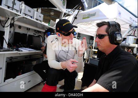 Mar 15, 2011 - Sebring, Florida, Stati Uniti - Dyson Racing driver Chris Dyson, sinistra, durante il test per la 12 Ore di Sebring. (Credito Immagine: © Rainier Ehrhardt/ZUMAPRESS.com) Foto Stock