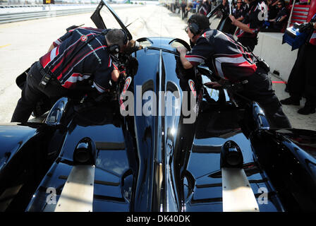 Mar 15, 2011 - Sebring, Florida, Stati Uniti - Lavori di meccanica sul livello 5 Motorsport Lola Honda durante il test per la 12 Ore di Sebring. (Credito Immagine: © Rainier Ehrhardt/ZUMAPRESS.com) Foto Stock