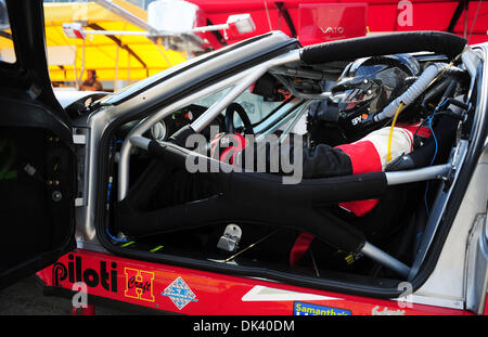 Mar 15, 2011 - Sebring, Florida, Stati Uniti - Robertson Racing Ford GT del conducente Boris detto attende durante il test per la 12 Ore di Sebring. (Credito Immagine: © Rainier Ehrhardt/ZUMAPRESS.com) Foto Stock