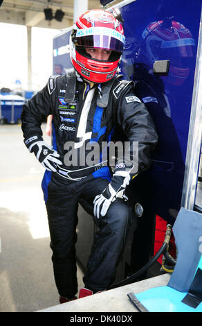 Mar 15, 2011 - Sebring, Florida, Stati Uniti - Acura Highcroft Racing driver Simon Pagenaud, della Francia, attende durante il test per la 12 Ore di Sebring. (Credito Immagine: © Rainier Ehrhardt/ZUMAPRESS.com) Foto Stock