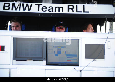 Mar 15, 2011 - Sebring, Florida, Stati Uniti - BMW Racing look personale durante il test per la 12 Ore di Sebring. (Credito Immagine: © Rainier Ehrhardt/ZUMAPRESS.com) Foto Stock