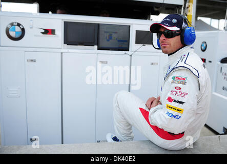 Mar 15, 2011 - Sebring, Florida, Stati Uniti - Driver BMW Bill Auberlen, guarda su durante il test per la 12 Ore di Sebring. (Credito Immagine: © Rainier Ehrhardt/ZUMAPRESS.com) Foto Stock