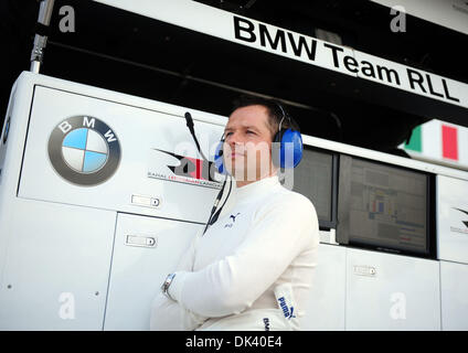 Mar 15, 2011 - Sebring, Florida, Stati Uniti - Driver BMW Andy Priaulx, dell'Inghilterra, guarda su durante il test per la 12 Ore di Sebring. (Credito Immagine: © Rainier Ehrhardt/ZUMAPRESS.com) Foto Stock