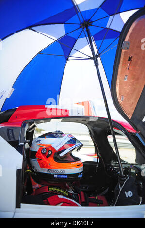 Mar 15, 2011 - Sebring, Florida, Stati Uniti - La Ribellione Toyota Racing Jeroen Bleekemolen, dei Paesi Bassi, attende durante il test per la 12 Ore di Sebring. (Credito Immagine: © Rainier Ehrhardt/ZUMAPRESS.com) Foto Stock